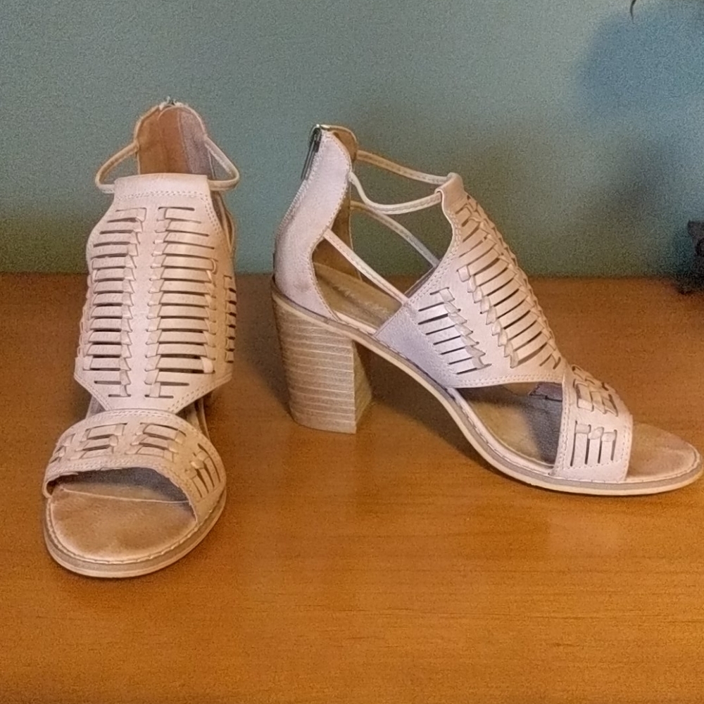 Light Brown / Tan Heels (Size 8.5 - fits like a 9)